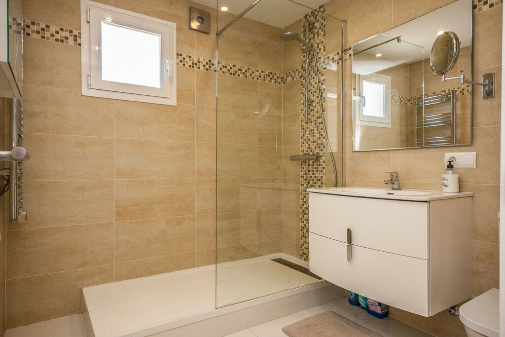 Detached Villa Estepona Málaga - image 17