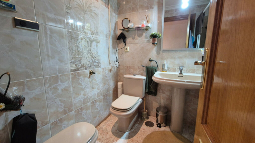 Middle Floor Apartment Torrevieja Alicante - image 17