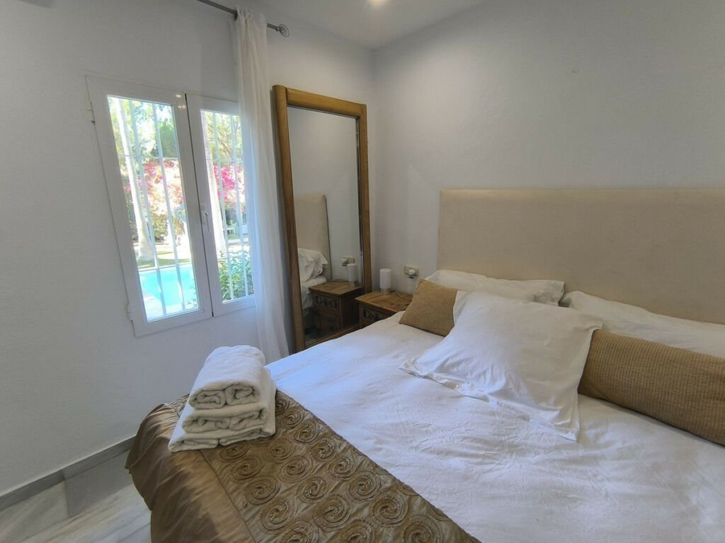 Detached Villa Estepona Málaga - image 17