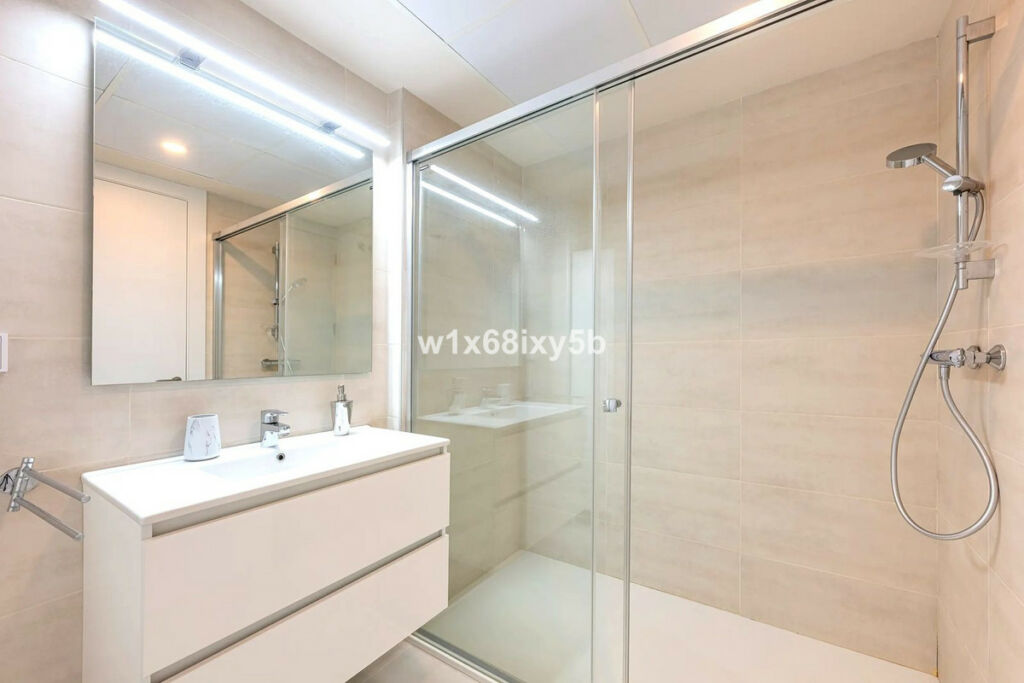 Middle Floor Apartment Selwo Málaga - image 17