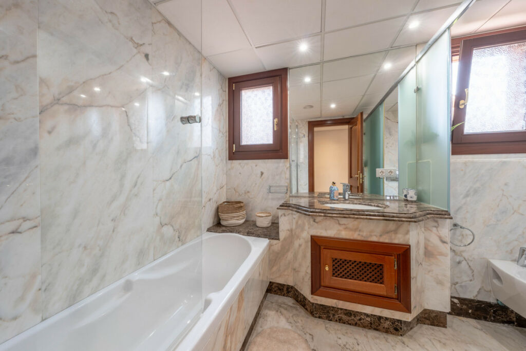 Middle Floor Apartment Estepona Málaga - image 17