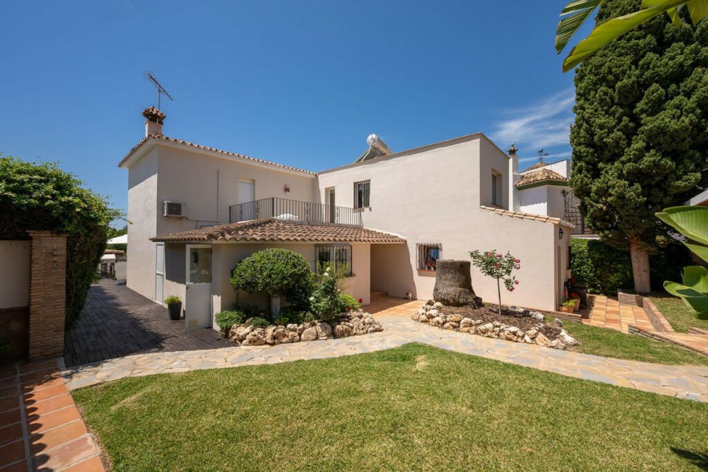 Detached Villa Río Real Málaga - image 18
