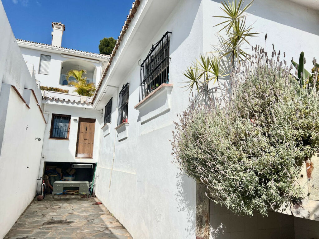 Detached Villa Nueva Andalucía Málaga - image 18
