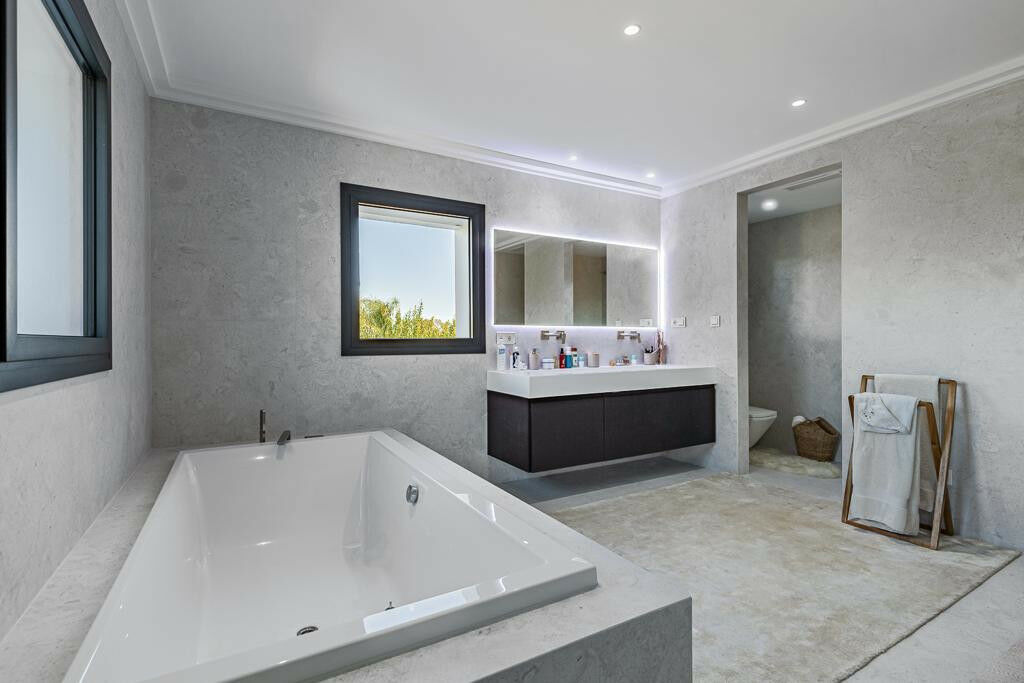 Detached Villa Estepona Málaga - image 19