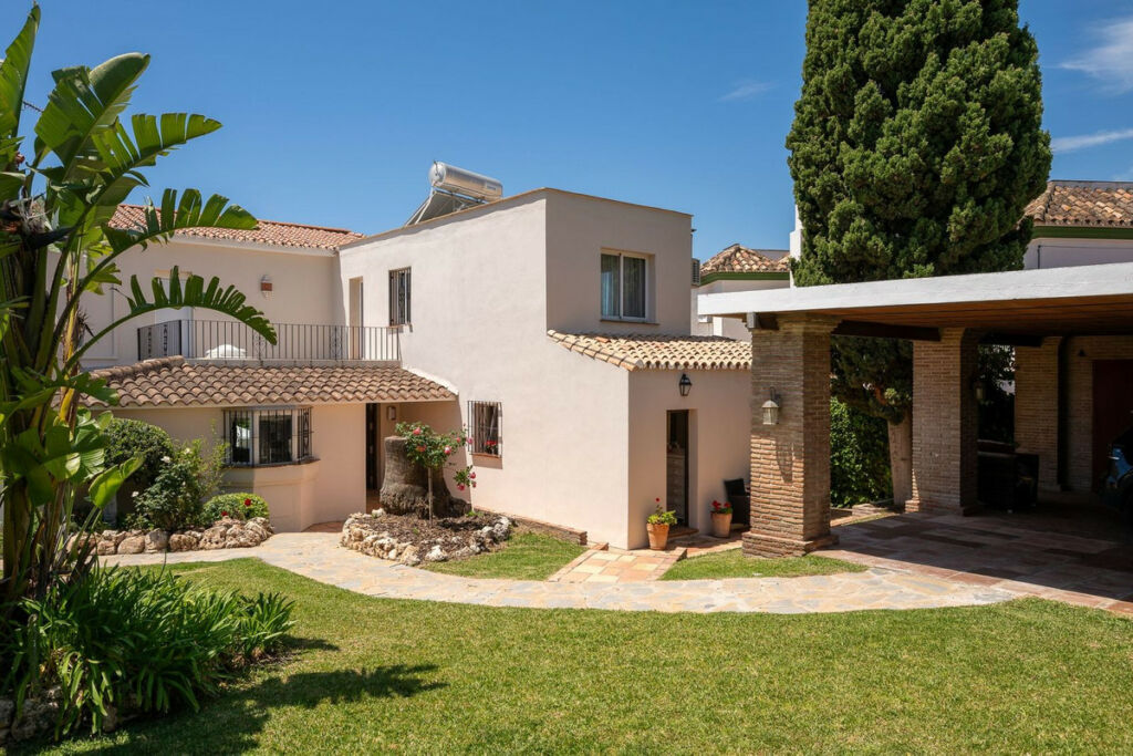 Detached Villa Río Real Málaga - image 19