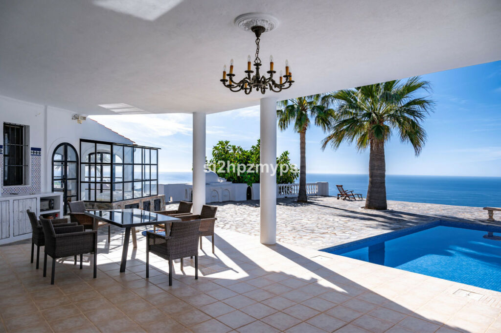 Detached Villa Sayalonga Málaga - image 2