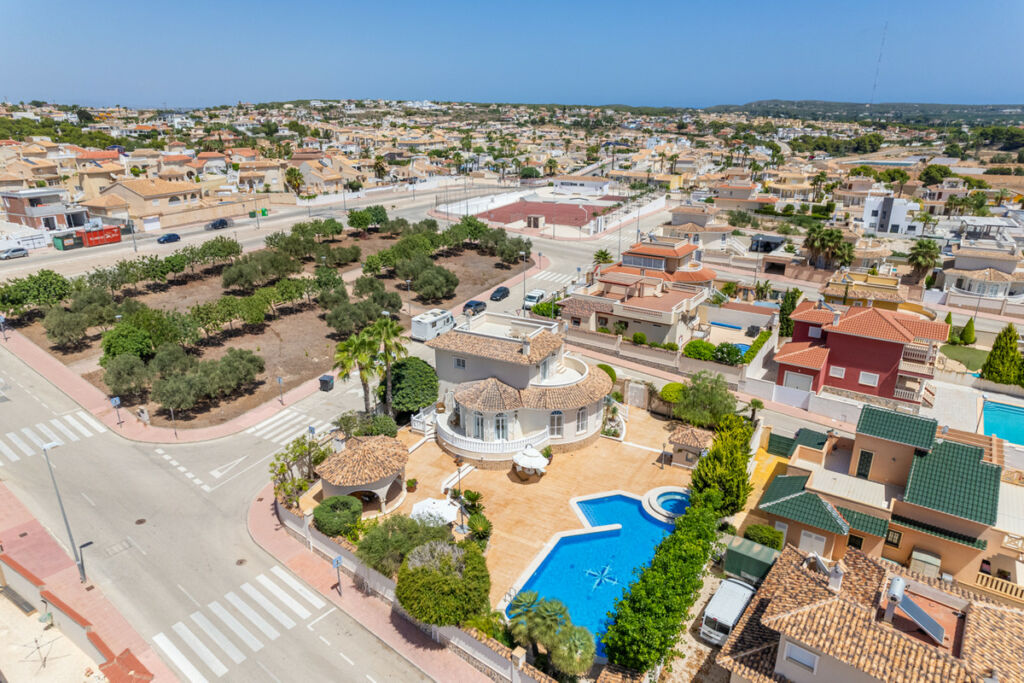 Detached Villa Ciudad Quesada Alicante - image 2