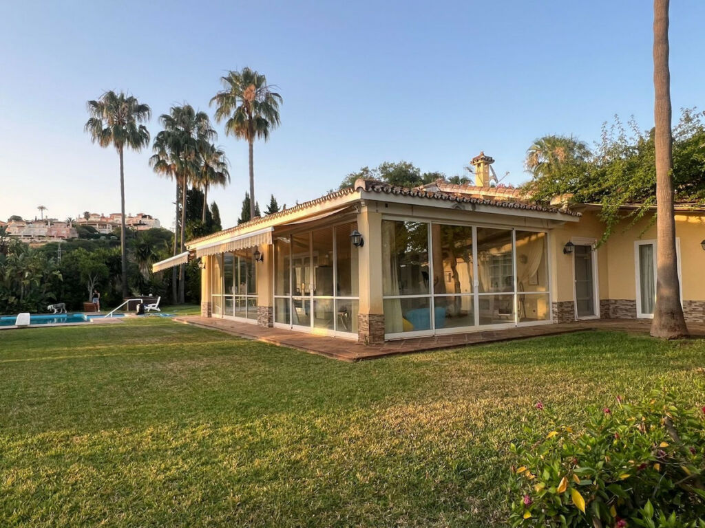 Detached Villa Elviria Málaga - image 2