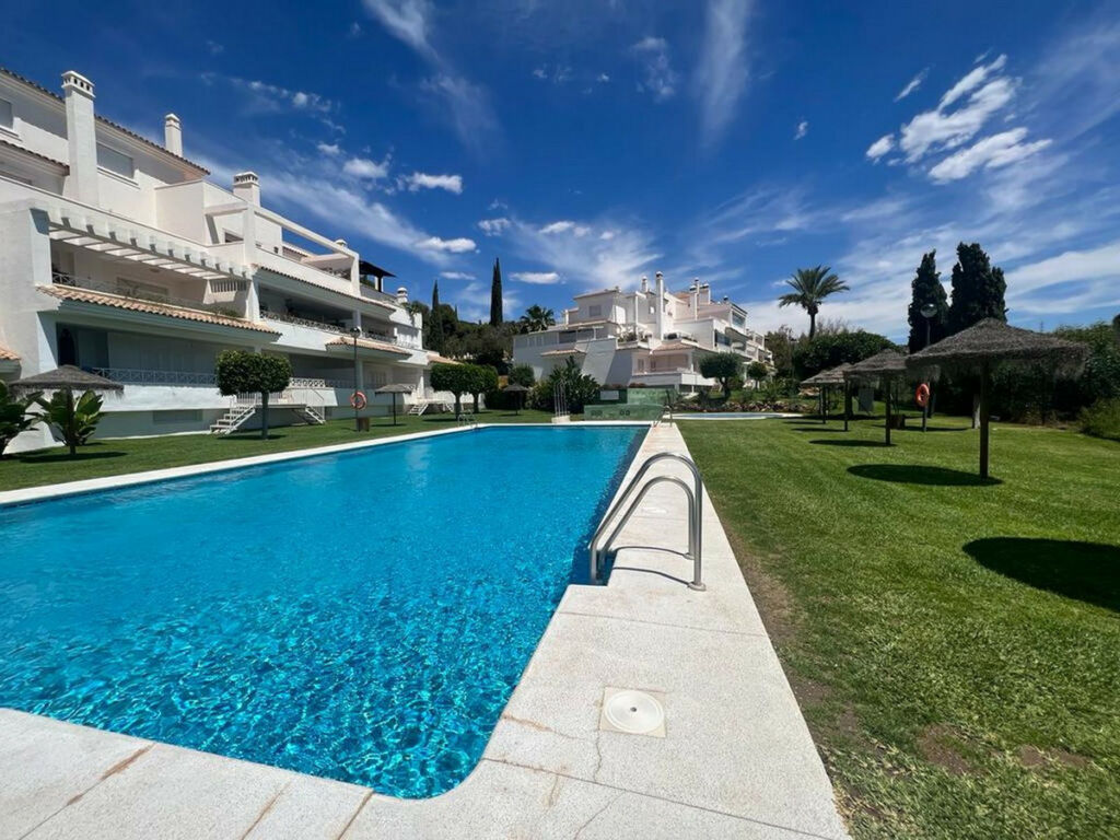 Ground Floor Apartment Río Real Málaga - image 2