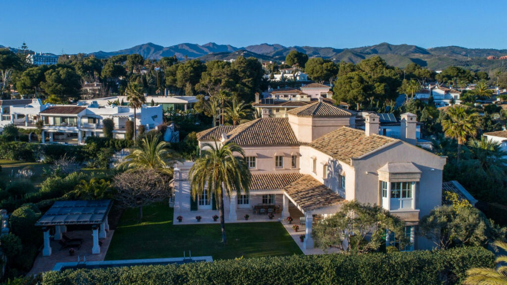Detached Villa Los Monteros Málaga - image 2