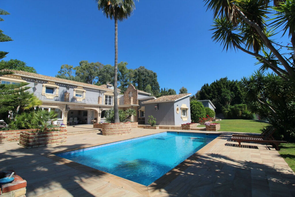 Detached Villa San Pedro de Alcántara Málaga - image 2