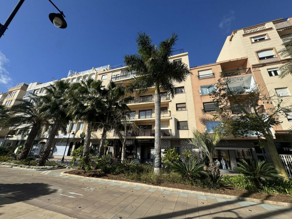 Middle Floor Apartment Estepona Málaga - image 2
