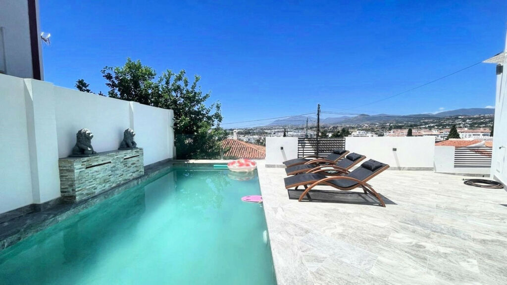 Detached Villa Nueva Andalucía Málaga - image 2