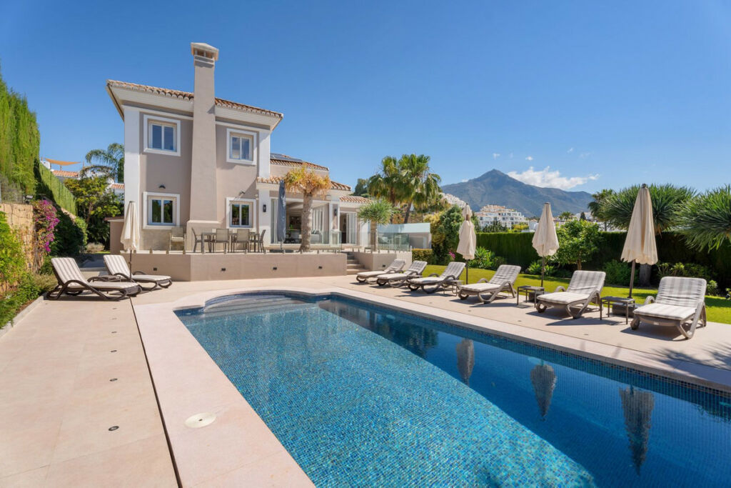 Detached Villa Nueva Andalucía Málaga - image 2