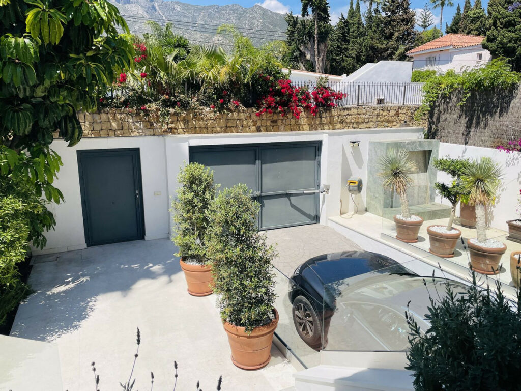 Detached Villa Nagüeles Málaga - image 2