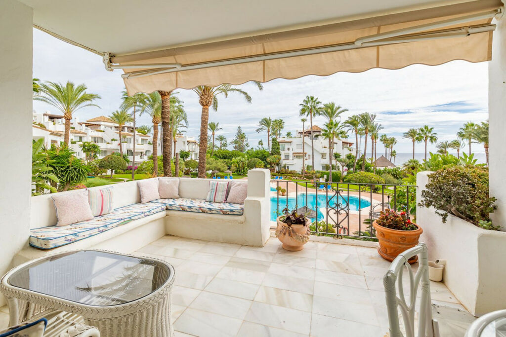 Middle Floor Apartment Estepona Málaga - image 2
