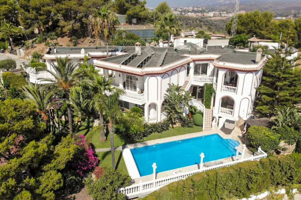 Detached Villa Las Chapas Málaga - image 2