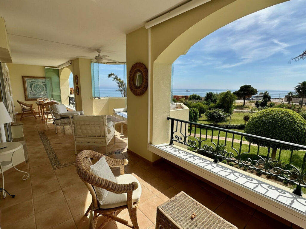 Middle Floor Apartment Elviria Málaga - image 2