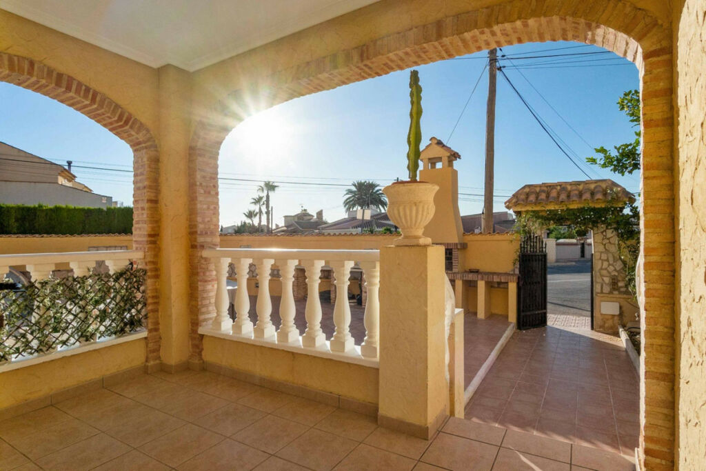 Detached Villa La Florida Alicante - image 2