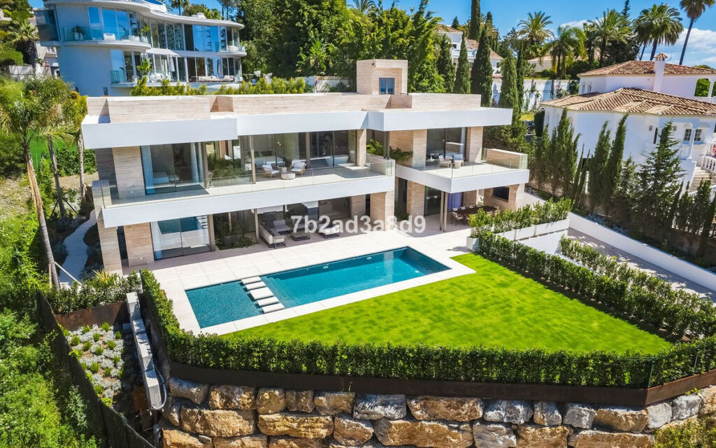 Detached Villa El Paraiso Málaga - image 2