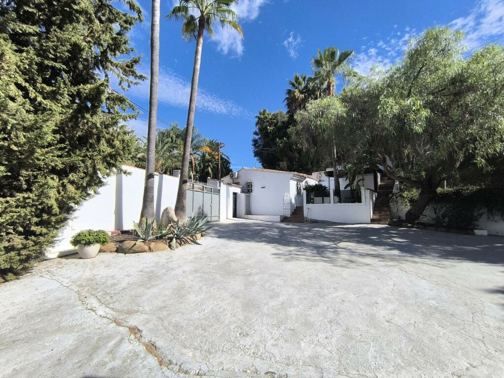 Detached Villa Estepona Málaga - image 2