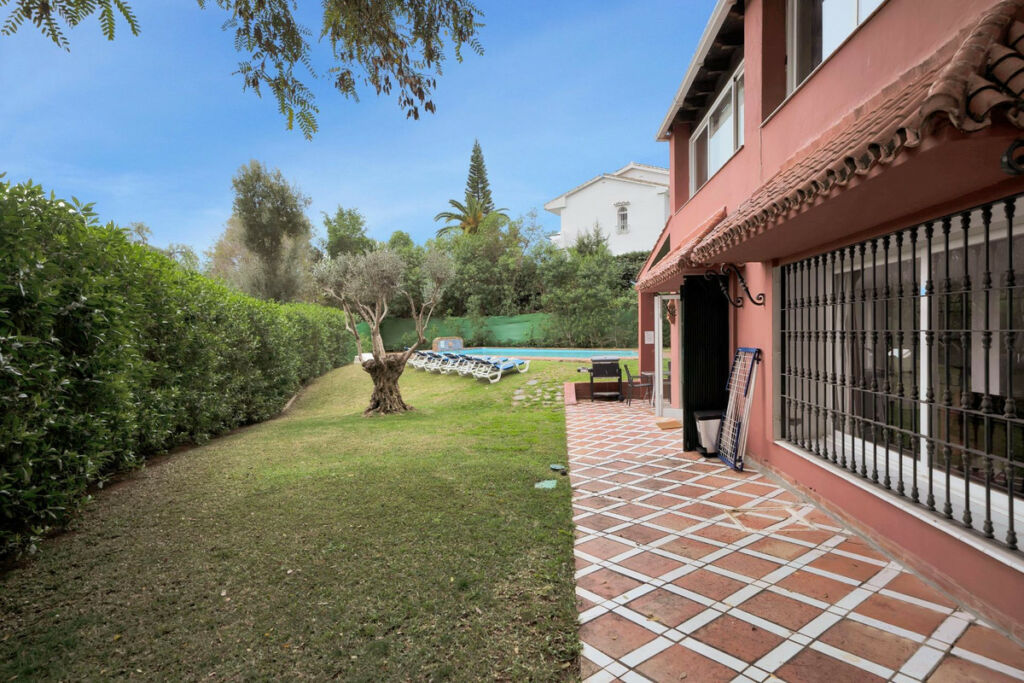 Detached Villa Elviria Málaga - image 2