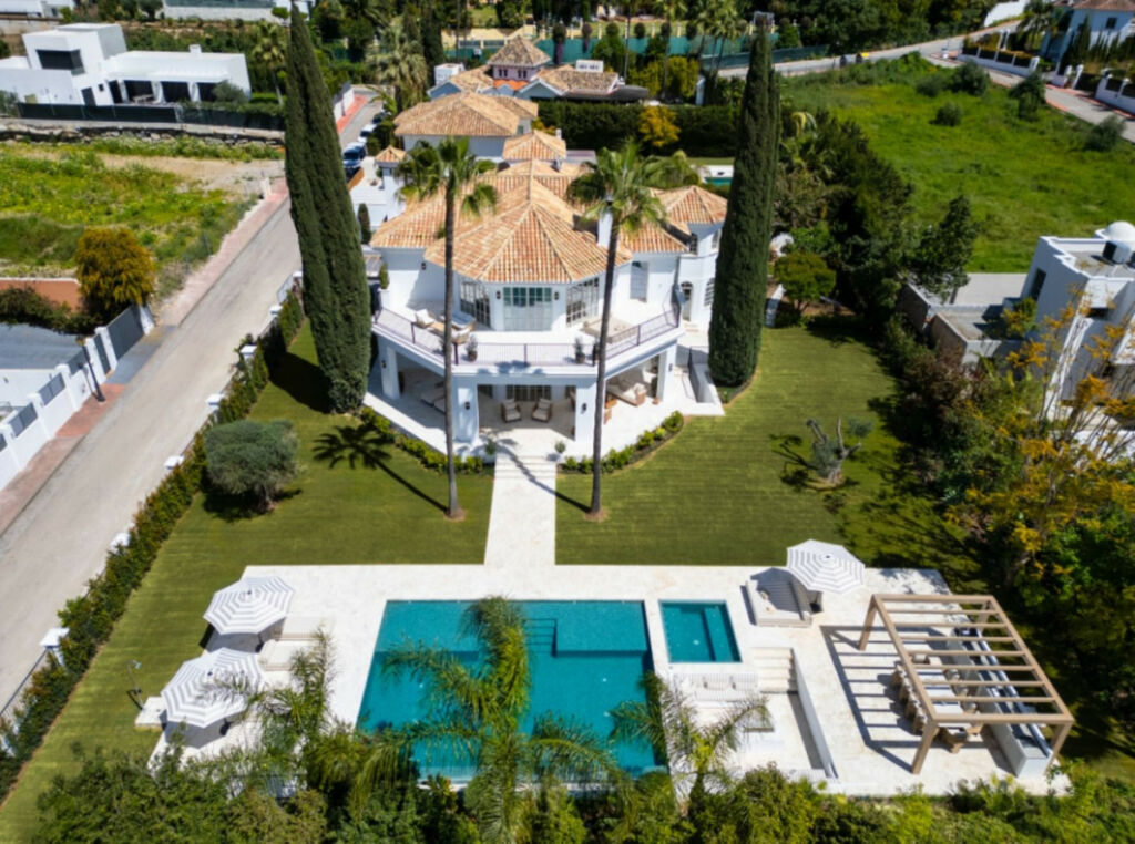 Detached Villa Nueva Andalucía Málaga - image 2