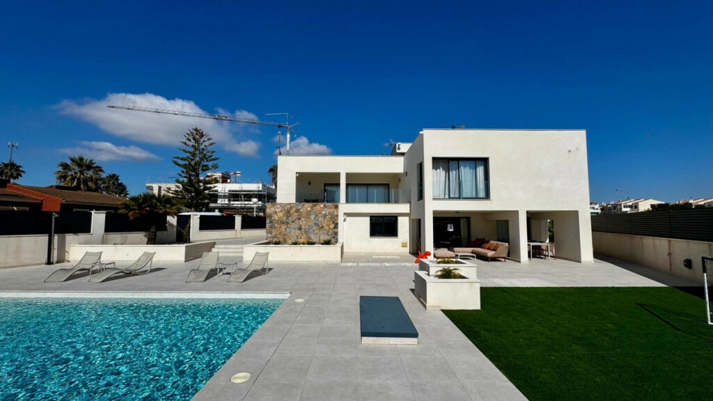 Detached Villa La Veleta Alicante - image 2