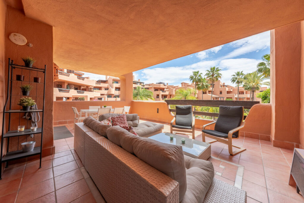 Middle Floor Apartment Estepona Málaga - image 2