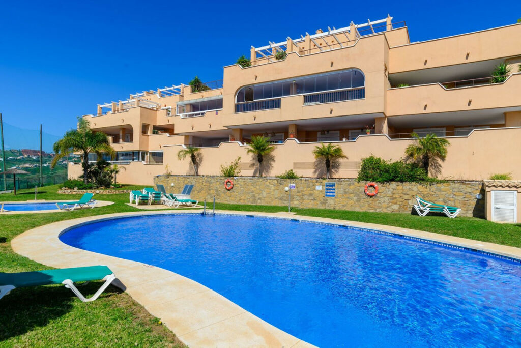 Middle Floor Apartment Casares Playa Málaga - image 2