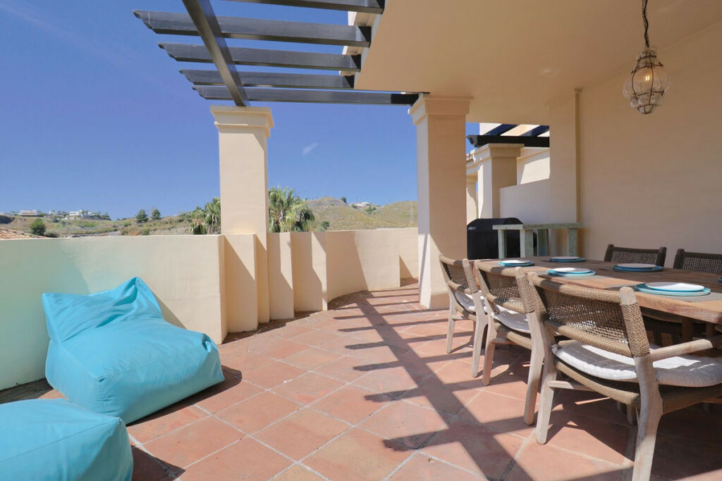 Middle Floor Apartment Benahavís Málaga - image 2