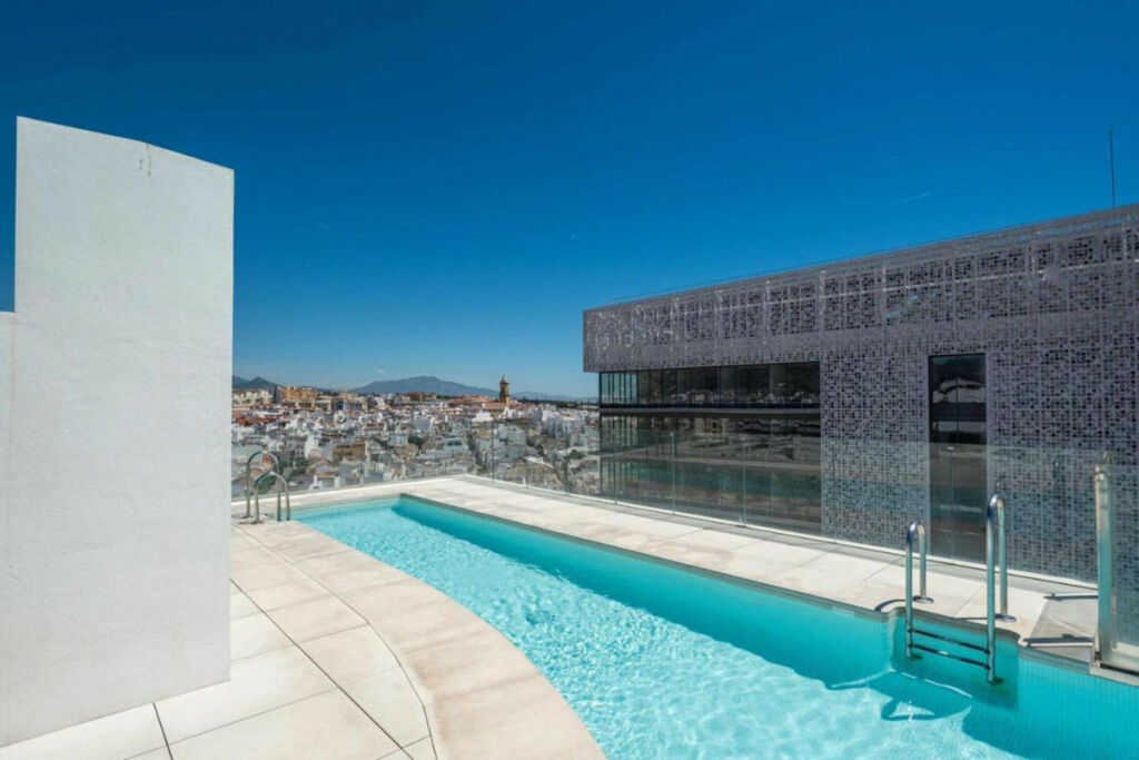 Middle Floor Apartment Estepona Málaga - image 2