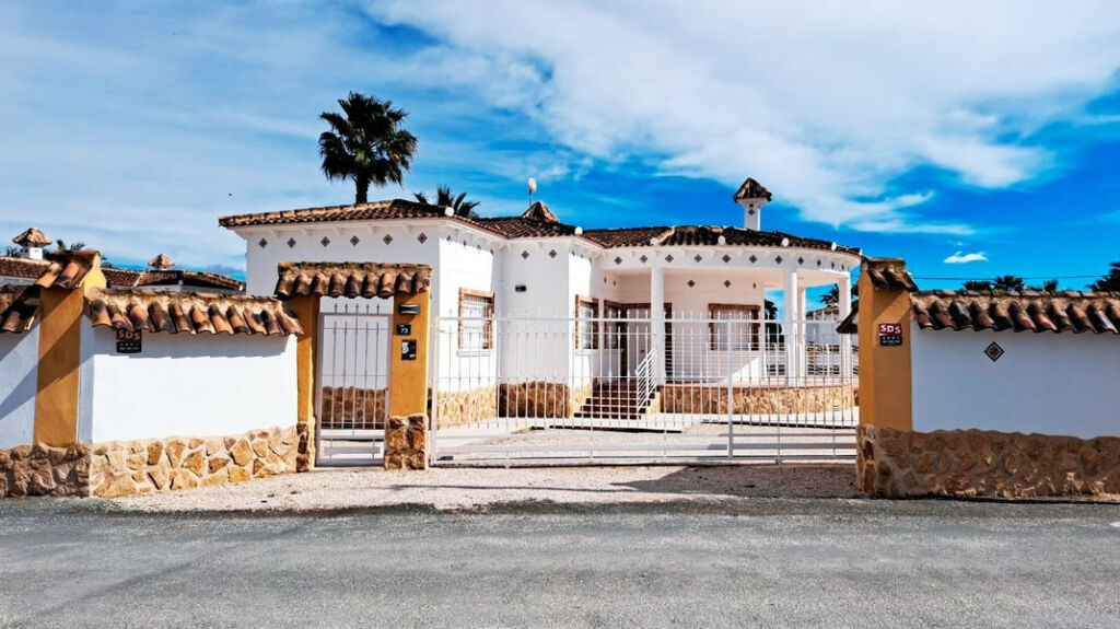 Detached Villa Catral Alicante - image 2