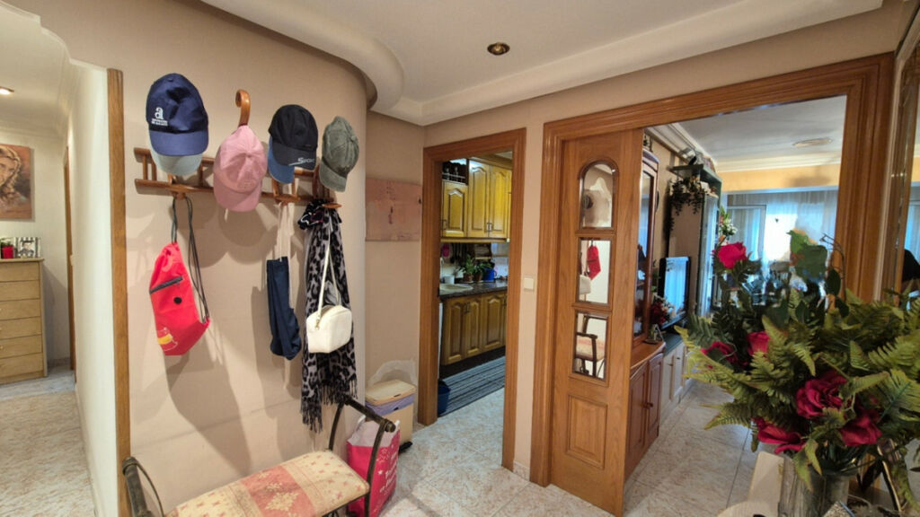 Middle Floor Apartment Torrevieja Alicante - image 2