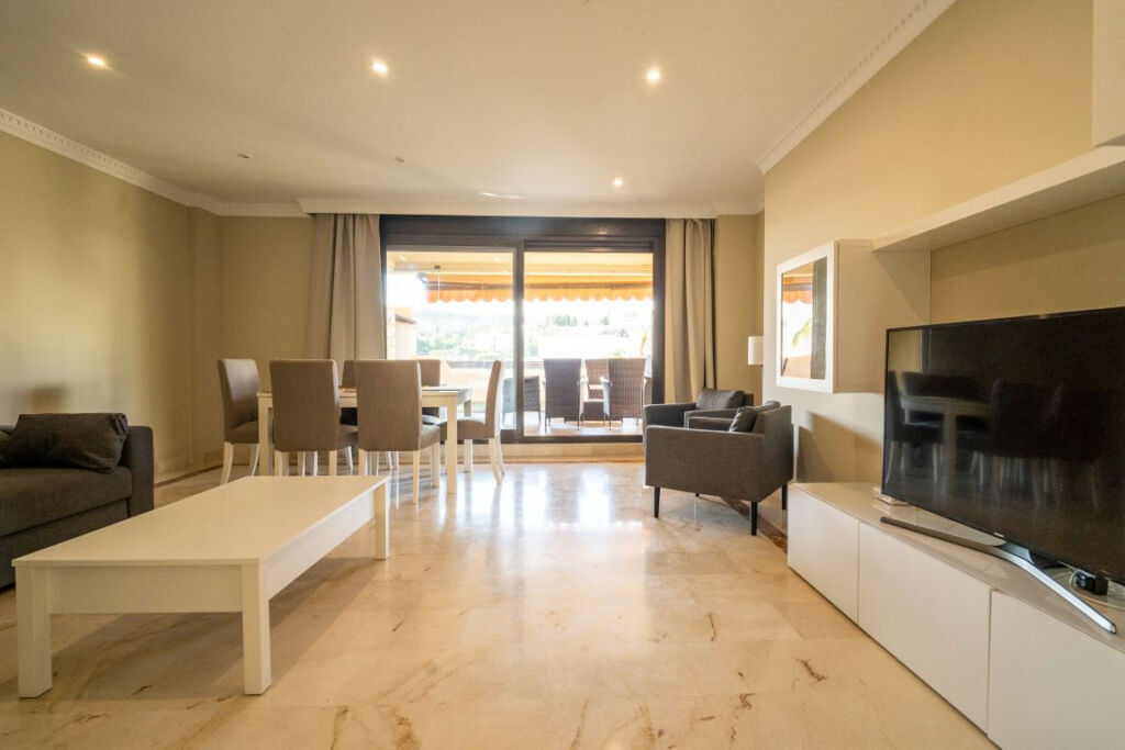 Ground Floor Apartment Benahavís Málaga - image 2