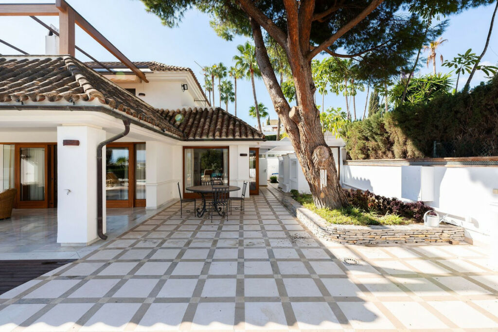 Detached Villa Nueva Andalucía Málaga - image 2