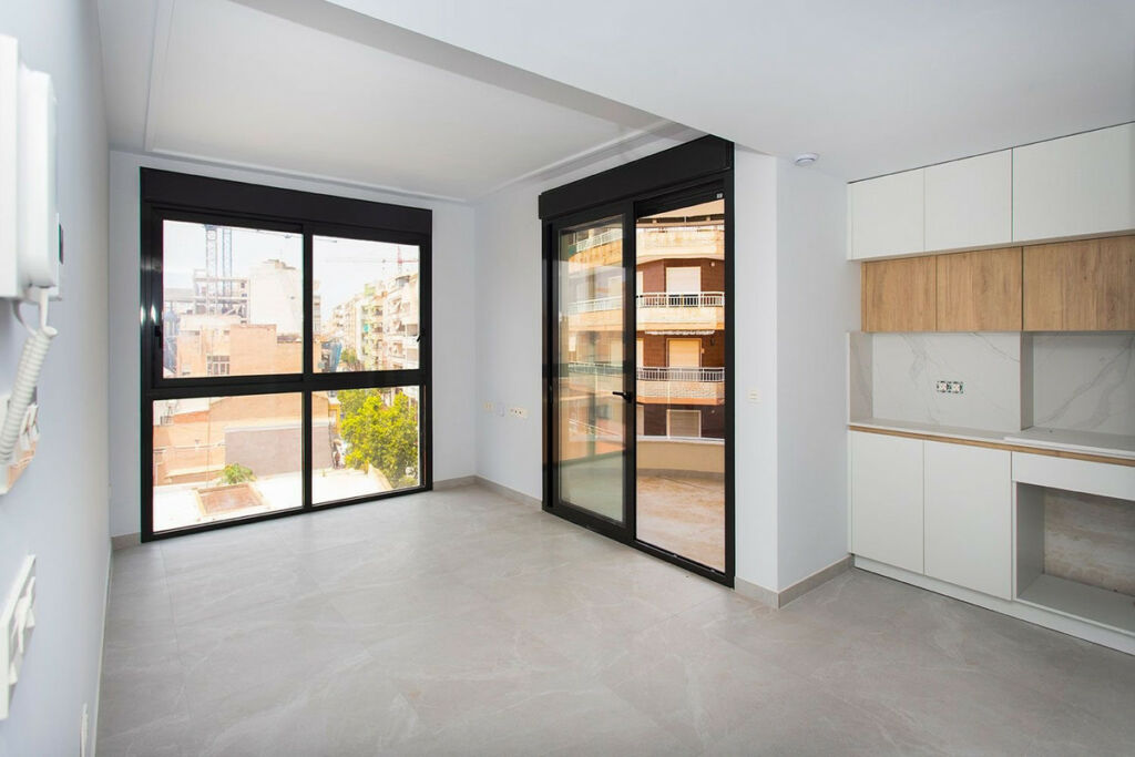 Middle Floor Apartment Torrevieja Alicante - image 2