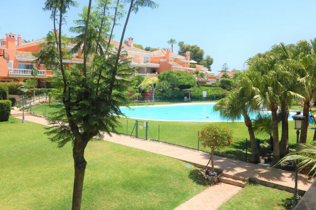 Top Floor Apartment New Golden Mile Málaga - image 2