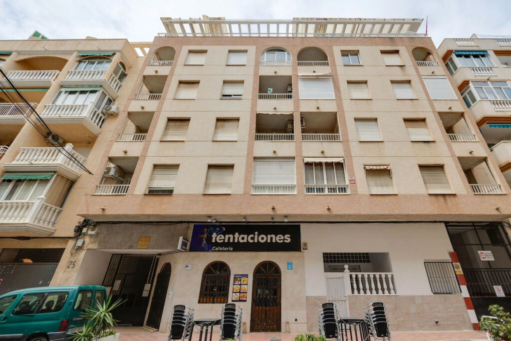 Middle Floor Apartment Torrevieja Alicante - image 2