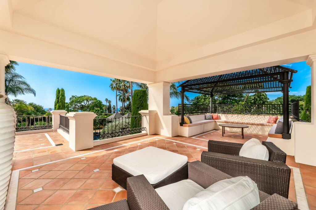 Detached Villa Sierra Blanca Málaga - image 2