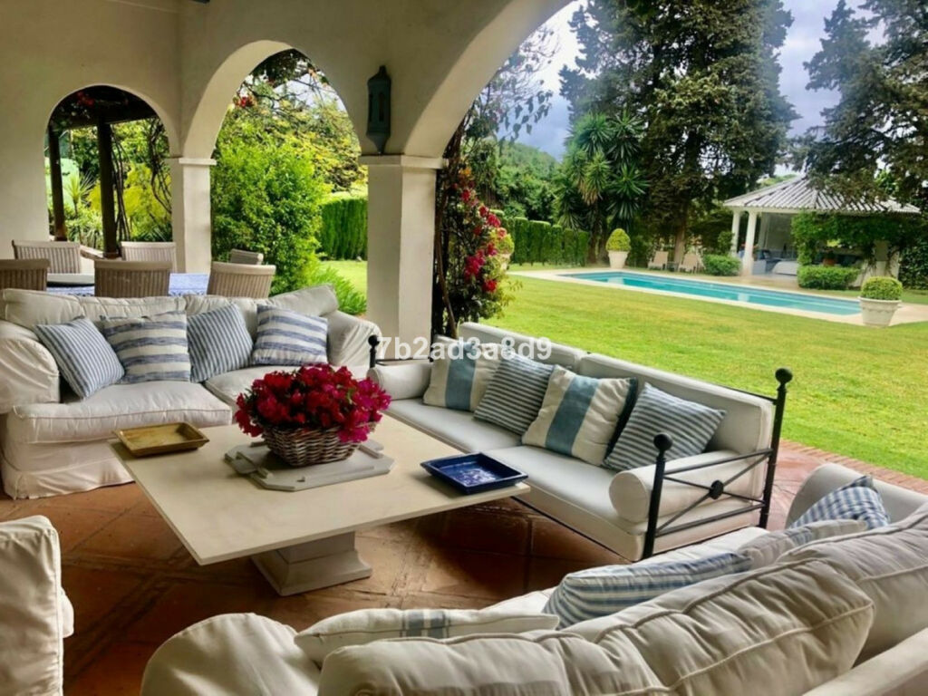 Detached Villa Calahonda Málaga - image 2