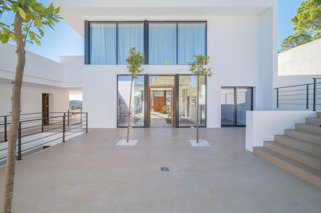 Detached Villa Benahavís Málaga - image 2