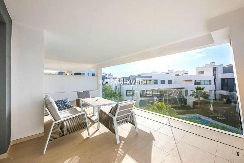 Middle Floor Apartment Selwo Málaga - image 2