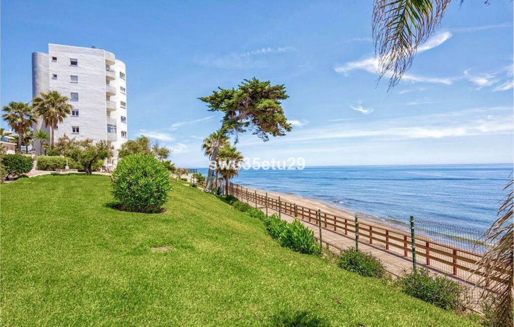 Middle Floor Apartment Calahonda Málaga - image 2