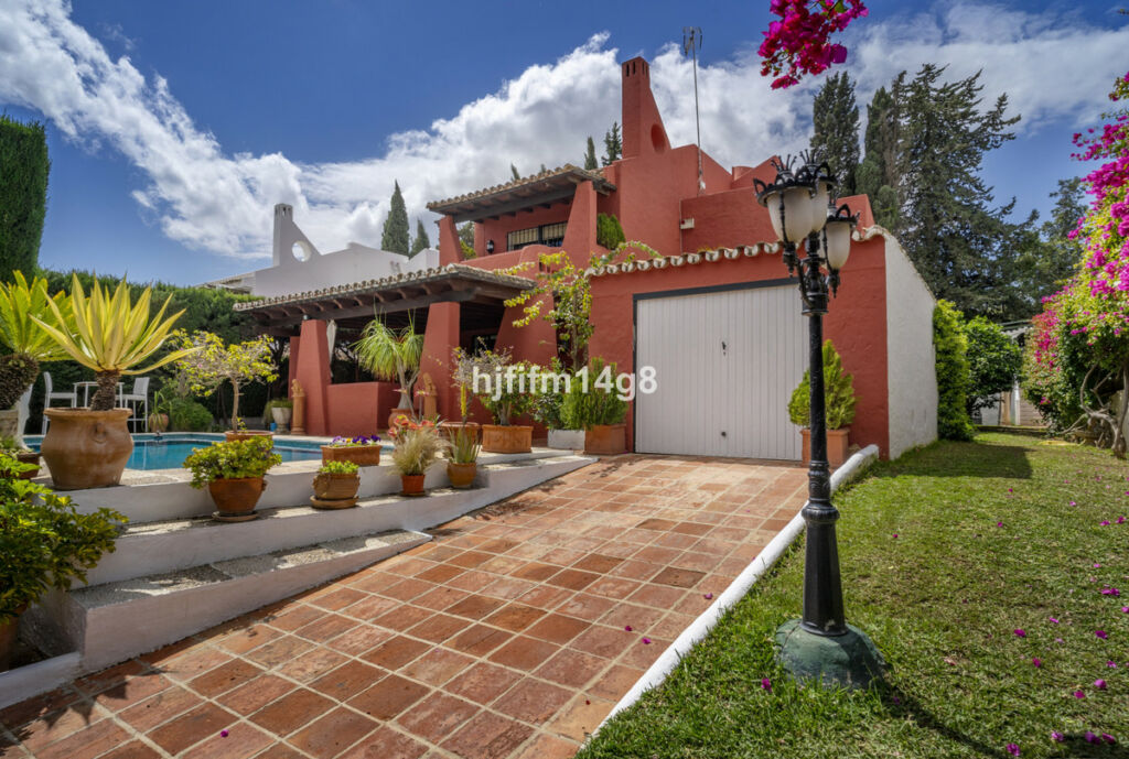 Detached Villa Nueva Andalucía Málaga - image 2