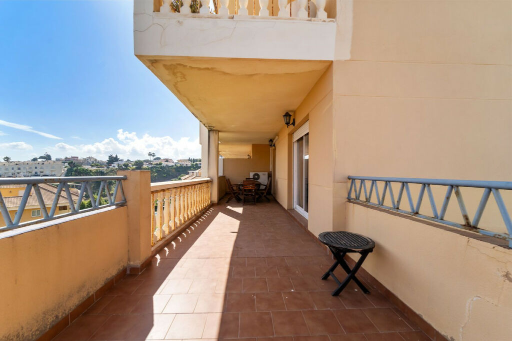 Middle Floor Apartment Fuengirola Málaga - image 3