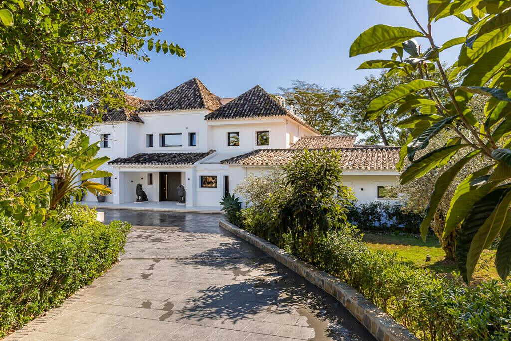 Detached Villa Estepona Málaga - image 2