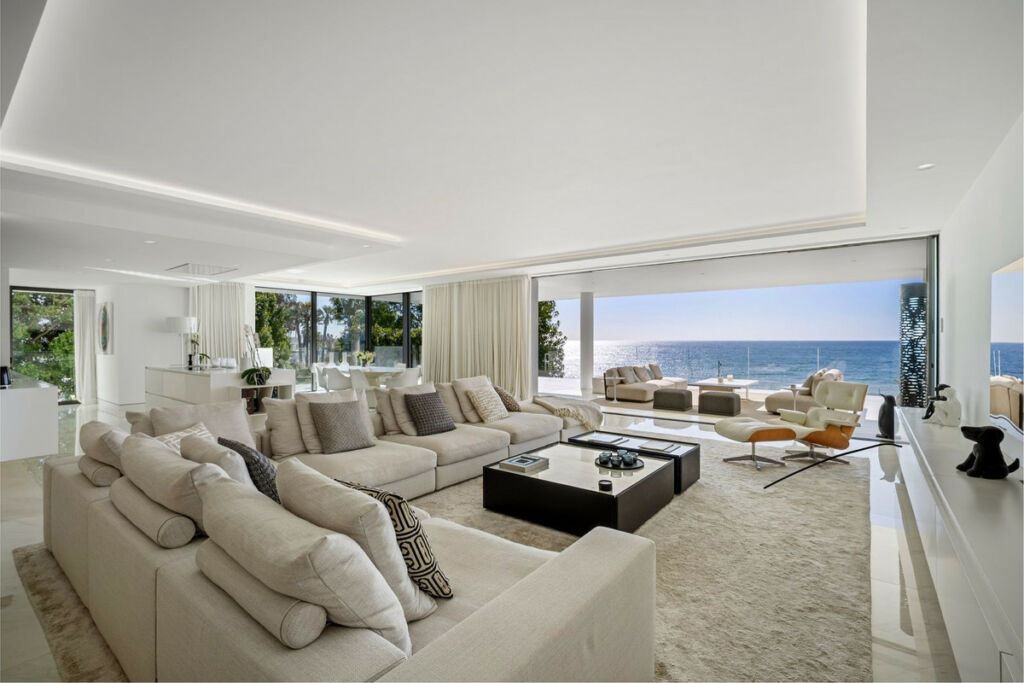 Middle Floor Apartment Estepona Málaga - image 2
