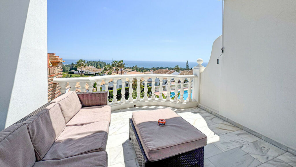 Middle Floor Apartment El Chaparral Málaga - image 2