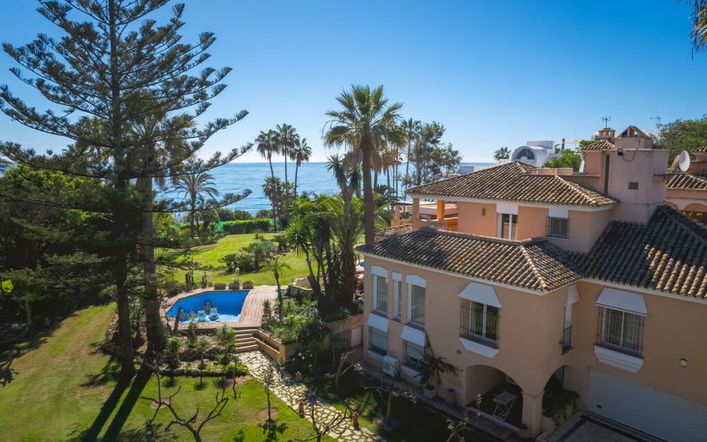 Detached Villa New Golden Mile Málaga - image 2
